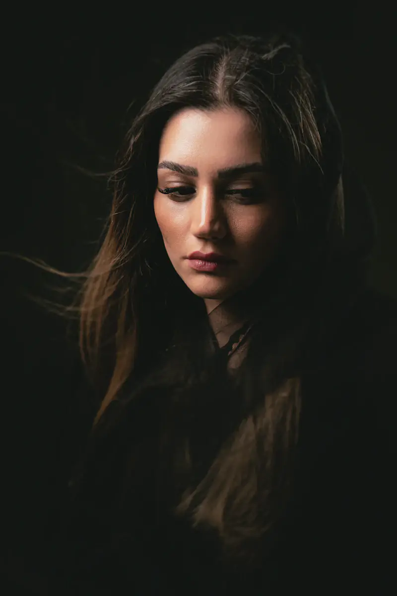 Mulher com cabelo castanho, liso e comprido