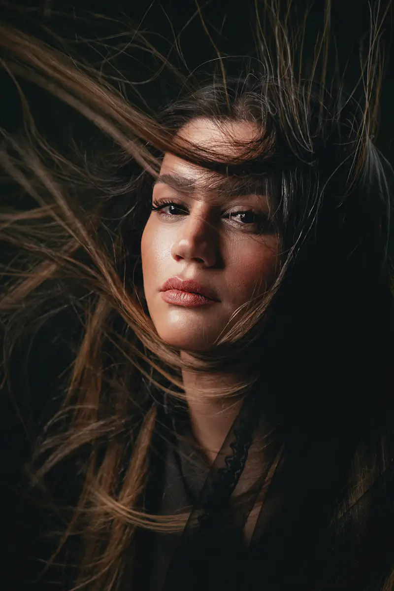 Cabelo castanho comprido em movimento